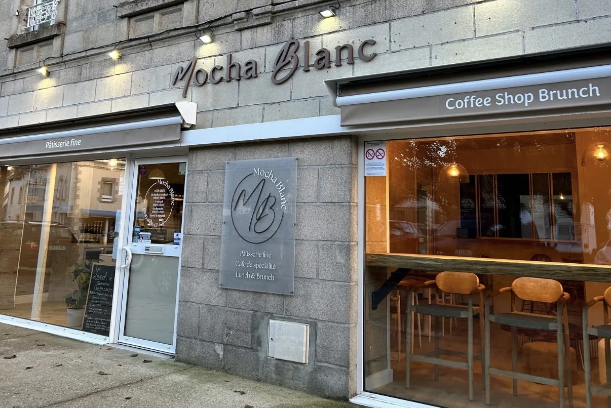 Façade de Mocha Blanc, Place Gambetta à Pont-l'Abbé, pendant la Fête des Brodeuses